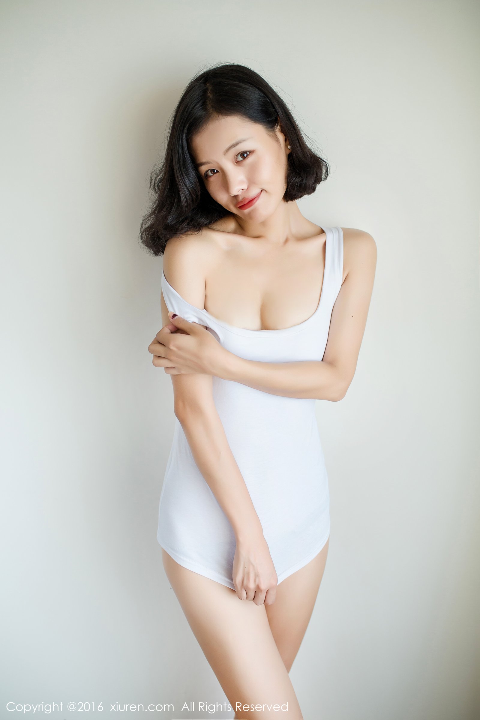 短发美女优莉Yoli居家服性感私房照 