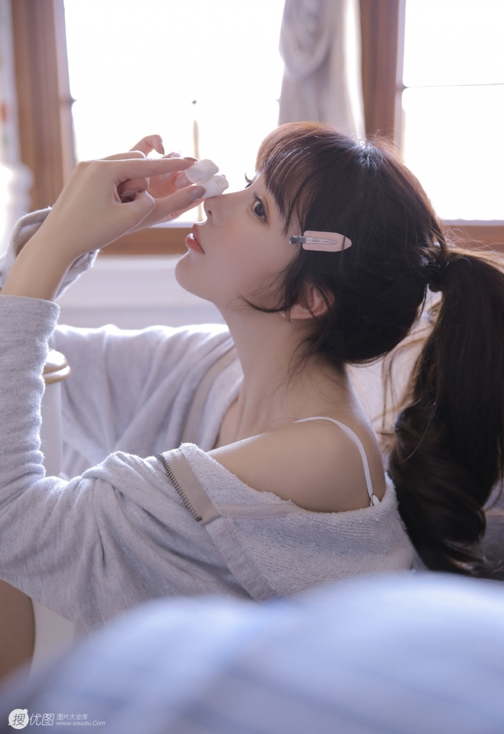 侧颜杀女神居家性感撩人写真 