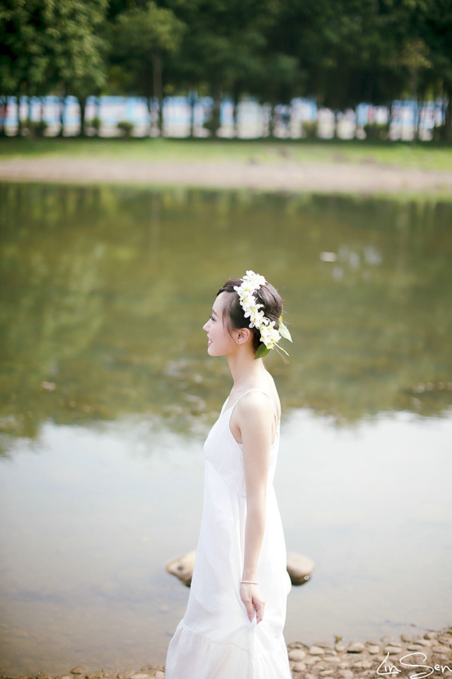 妩媚泳装美女泳池高清写真 