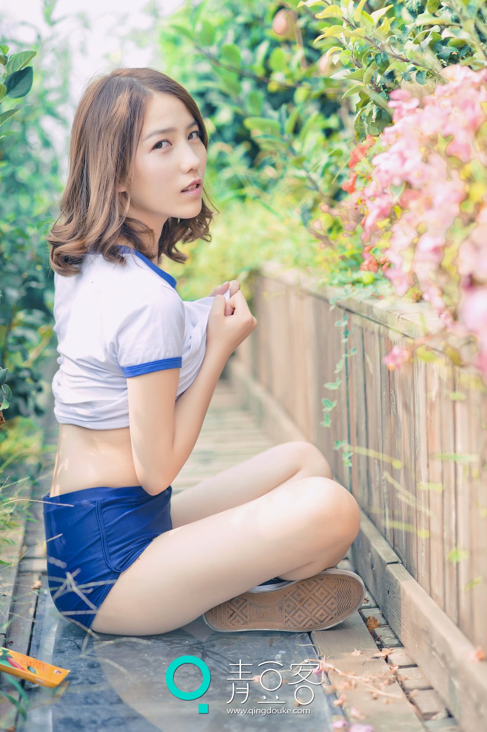 清纯校服美女哈拿花园高清养眼图片 