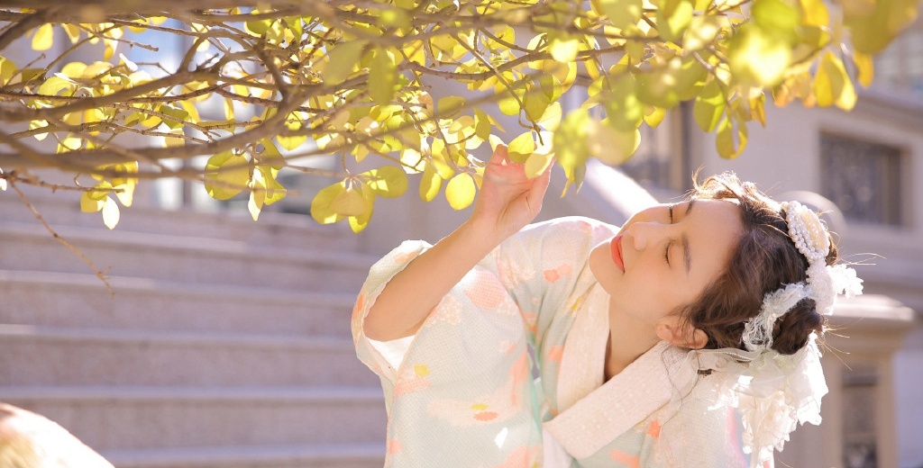 妩媚诱人美胸美女性感写真 