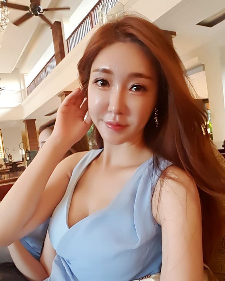 韩国美女模特Yoon Sul大秀性感事业线 