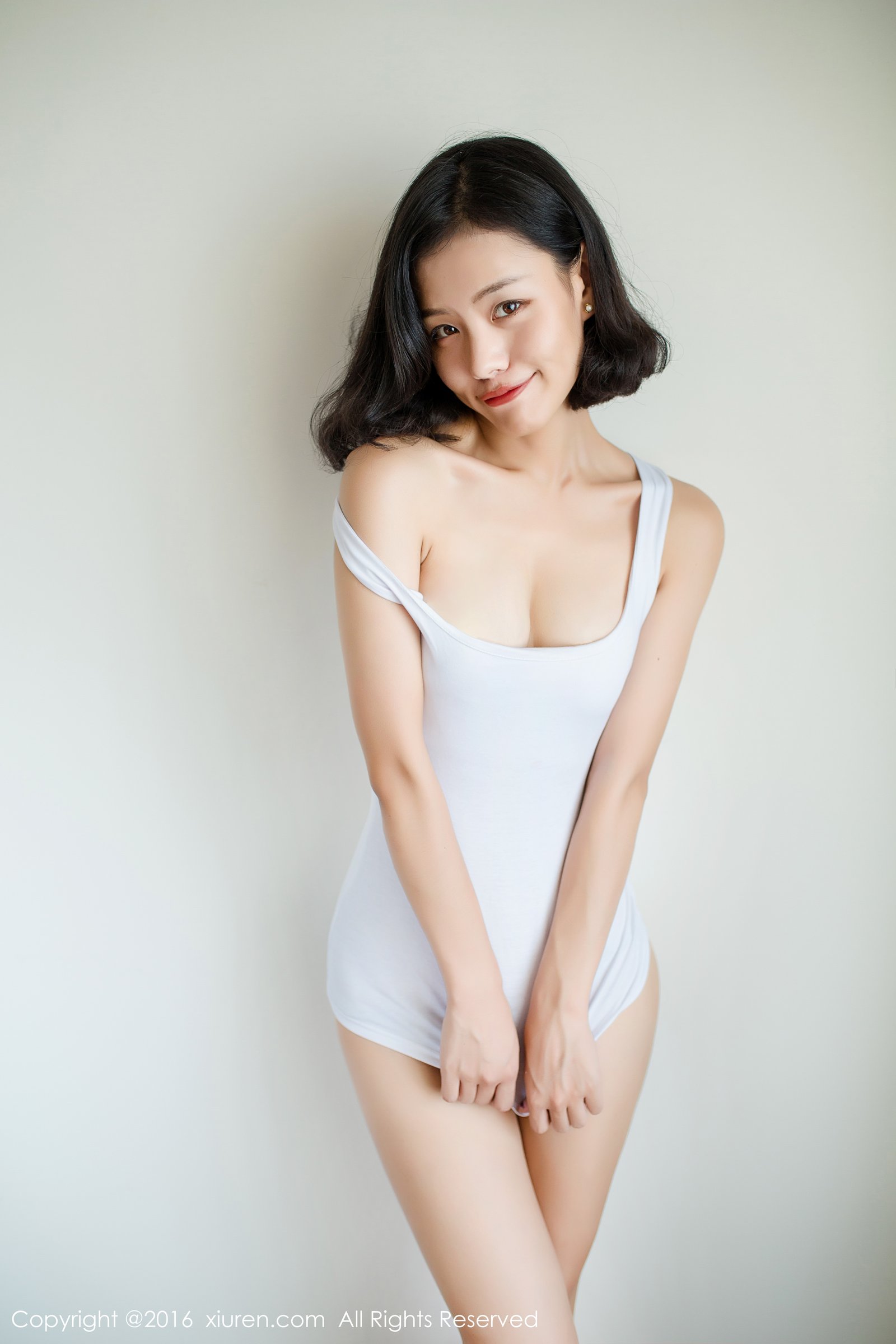 短发美女优莉Yoli居家服性感私房照 