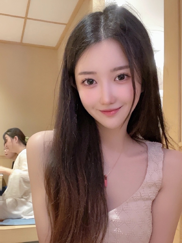 90后美女嫩模潇潇性感养眼图片 