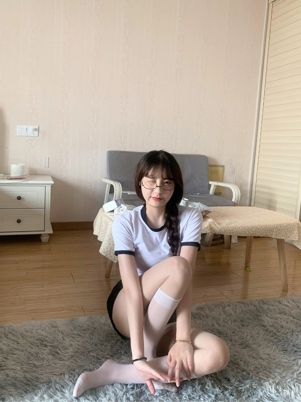 90后短发美女艾莉吊带睡衣大秀性感迷人酥胸 