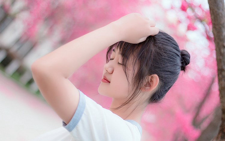 长发美胸美女黄香香黑色蕾丝内衣诱惑写真 