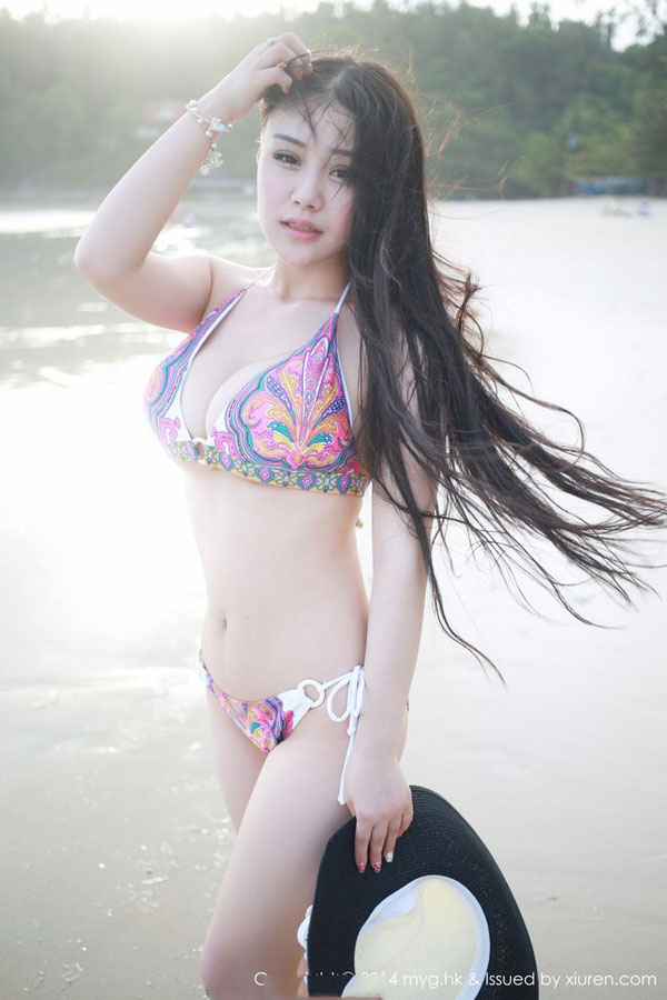 美胸美女海边碎花比基尼清爽写照 