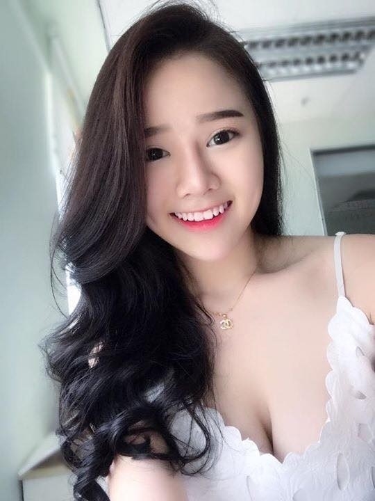 真人cos美女丰满诱人大胸长腿写真图片 