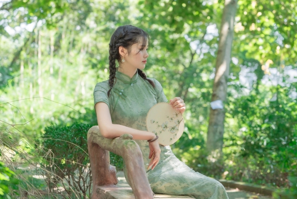 性感白色内衣美女高清诱人写真 