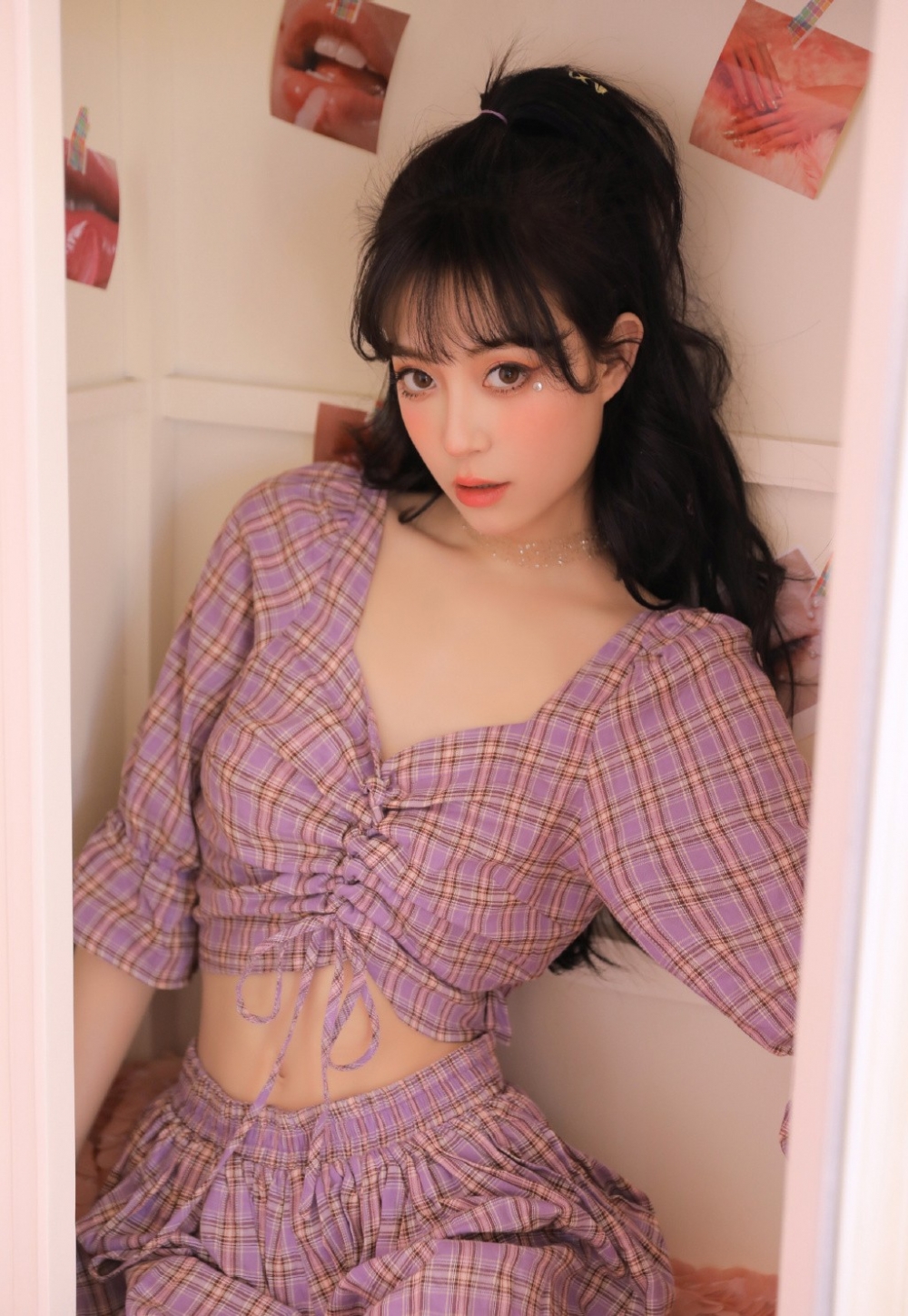 低胸美女火辣大眼轻熟风格写真图片 