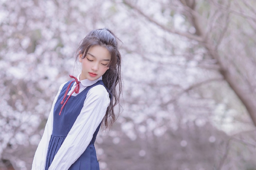 台湾学生制服性感嫩模私房撩人写真 