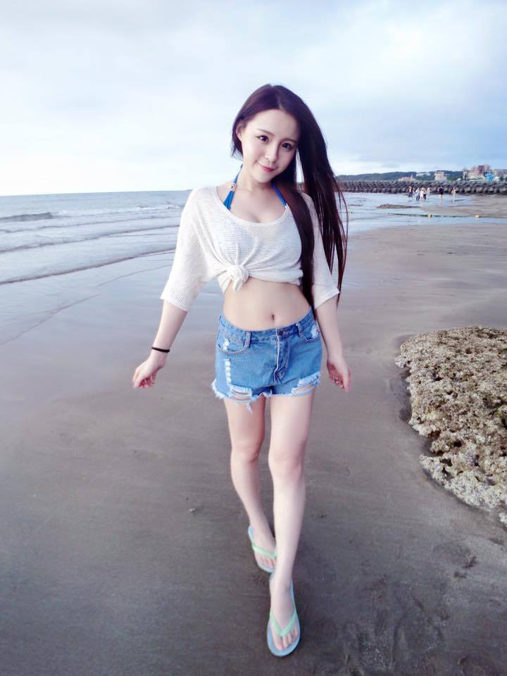 小清新美女元元妹海边比基尼写真 