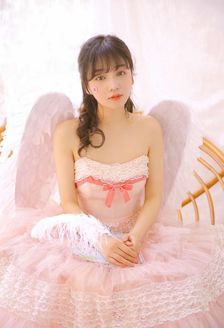 90后美胸美女李菲儿性感酥胸诱惑人心 