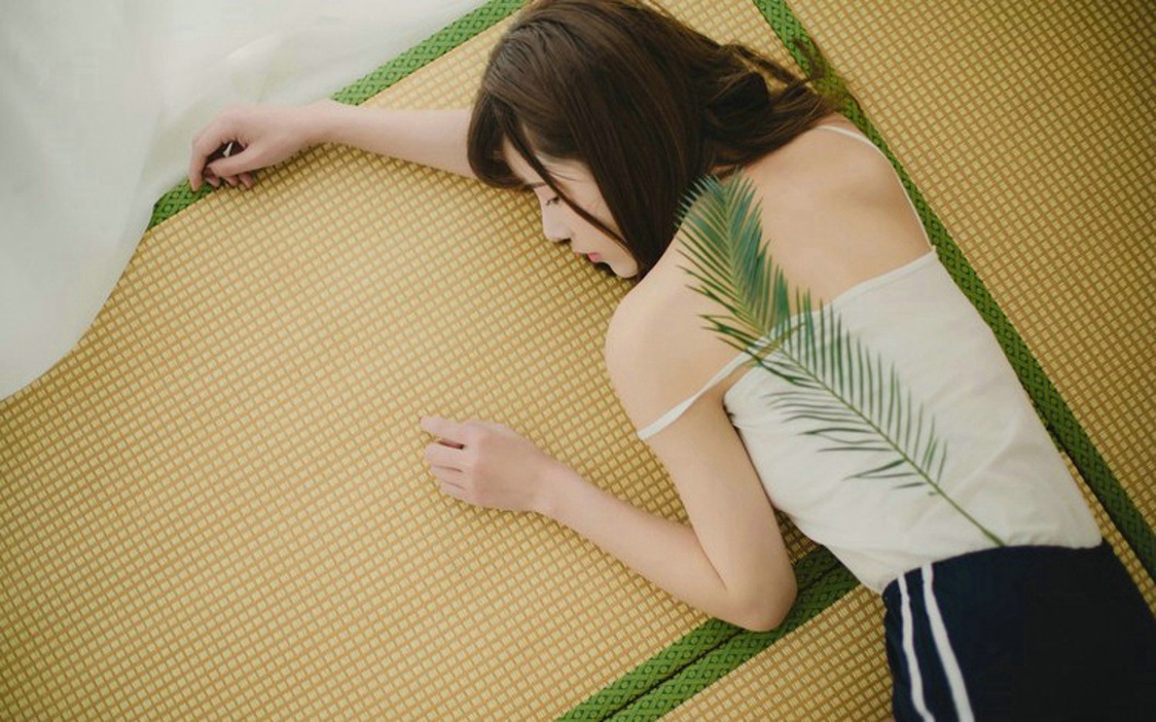 性感美胸短裙美女私房撩人写真 