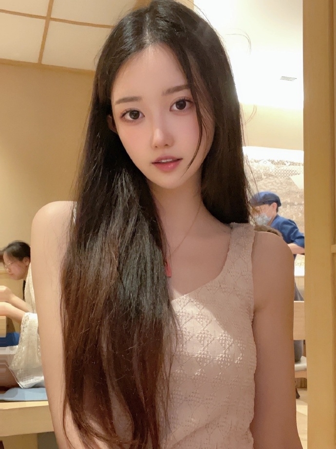 90后美女嫩模潇潇性感养眼图片 