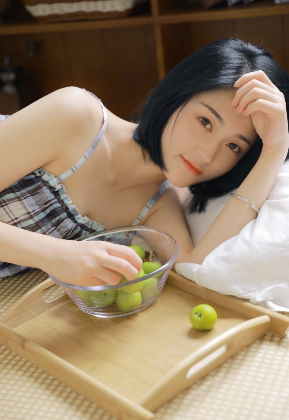 极品短发美女清凉夏日居家写真 