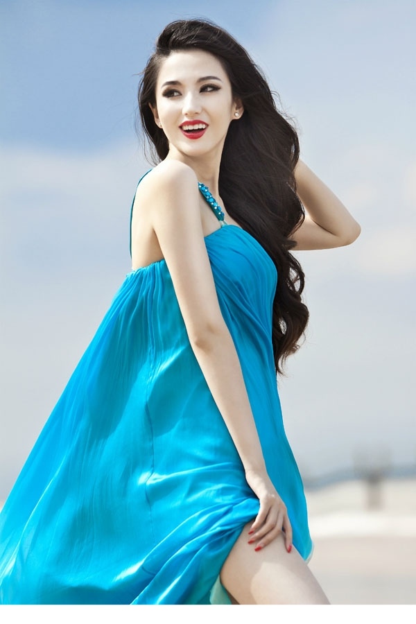 蓝燕海边性感长裙迷人写真 