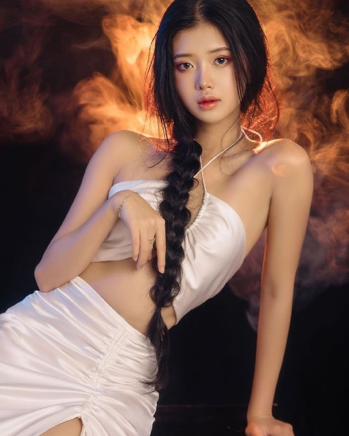 白色丝袜美女涟漪sara私房高清美照 