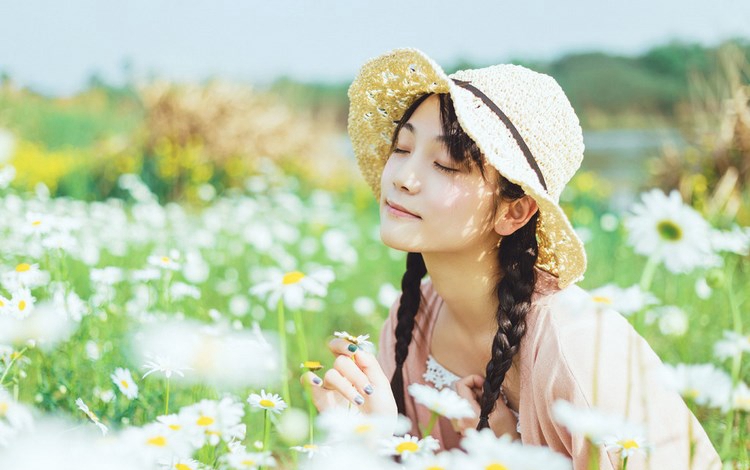 网络美女红人刘娅希泳池边嬉戏写真图片 