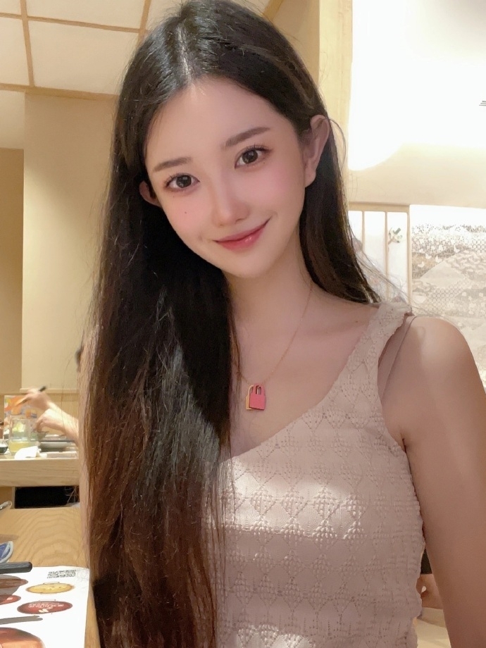 90后美女嫩模潇潇性感养眼图片 