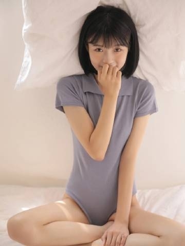 90后短发美女萌萌遮不住的美乳 