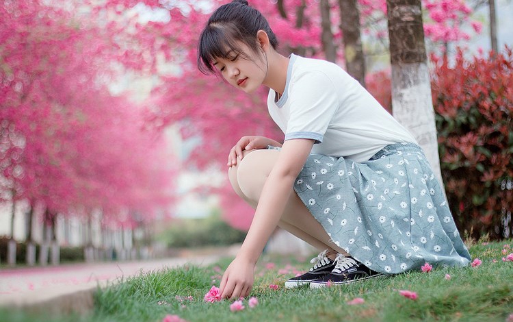 长发美胸美女黄香香黑色蕾丝内衣诱惑写真 