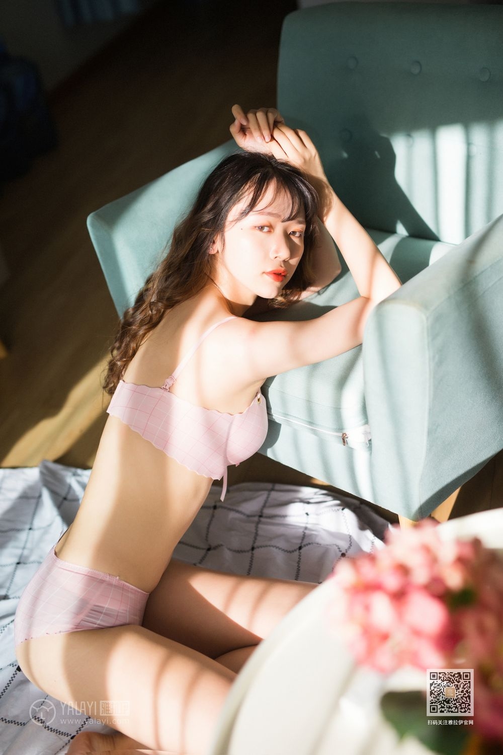 性感美眉粉红色内衣极品美女写真 