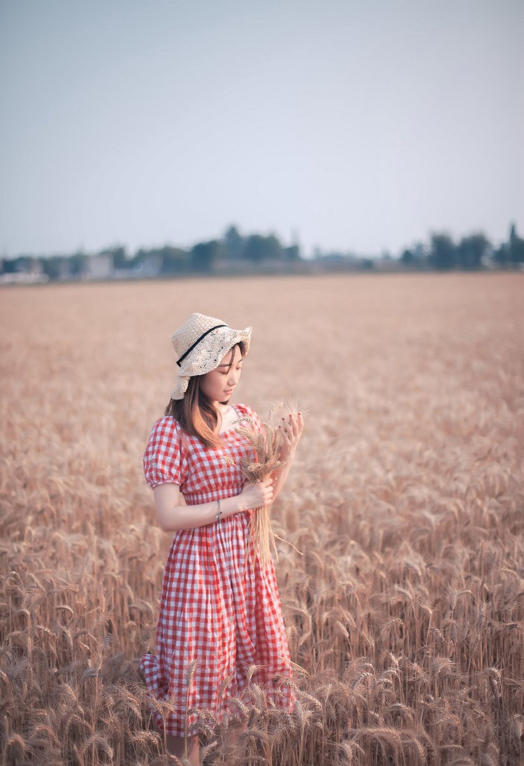 气质短发美女林鑫高清养眼写真图片 