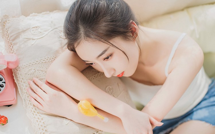 90后美女模特SukkiQ可儿性感私房照图片 