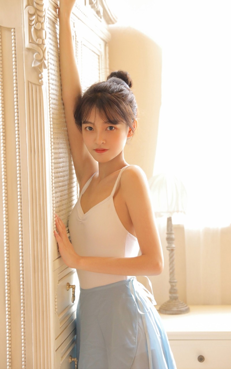 阳光小美女低胸吊带明眸皓齿美女照片 