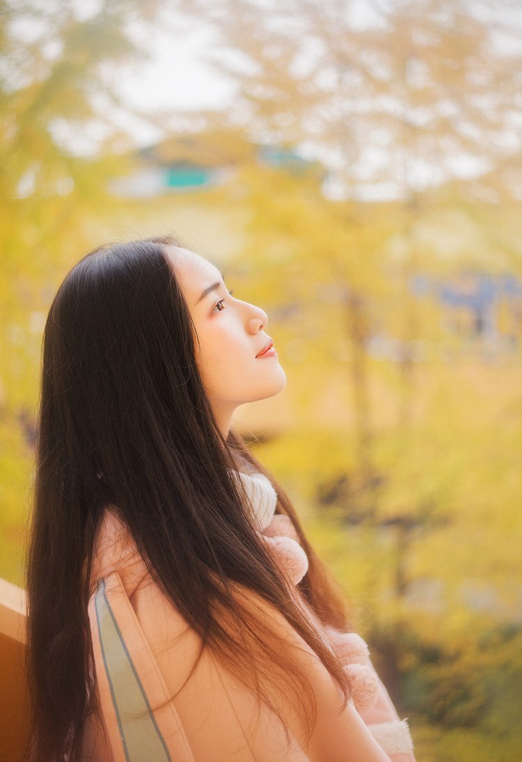 90后小美女傲娇萌萌旅拍写真图片 