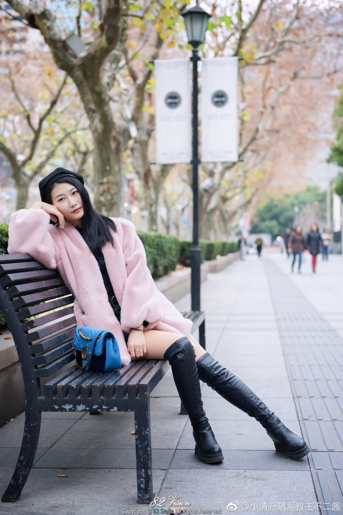 夏日泳池美女性感酥胸迷人写真 