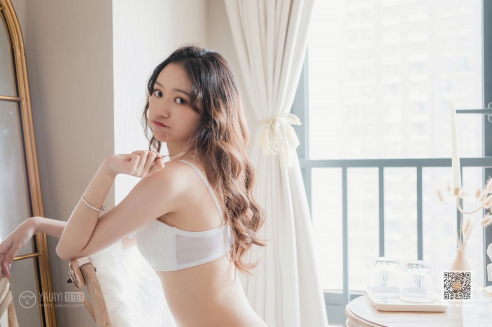 90后素颜女神身材苗条纤细美足写真摄影 