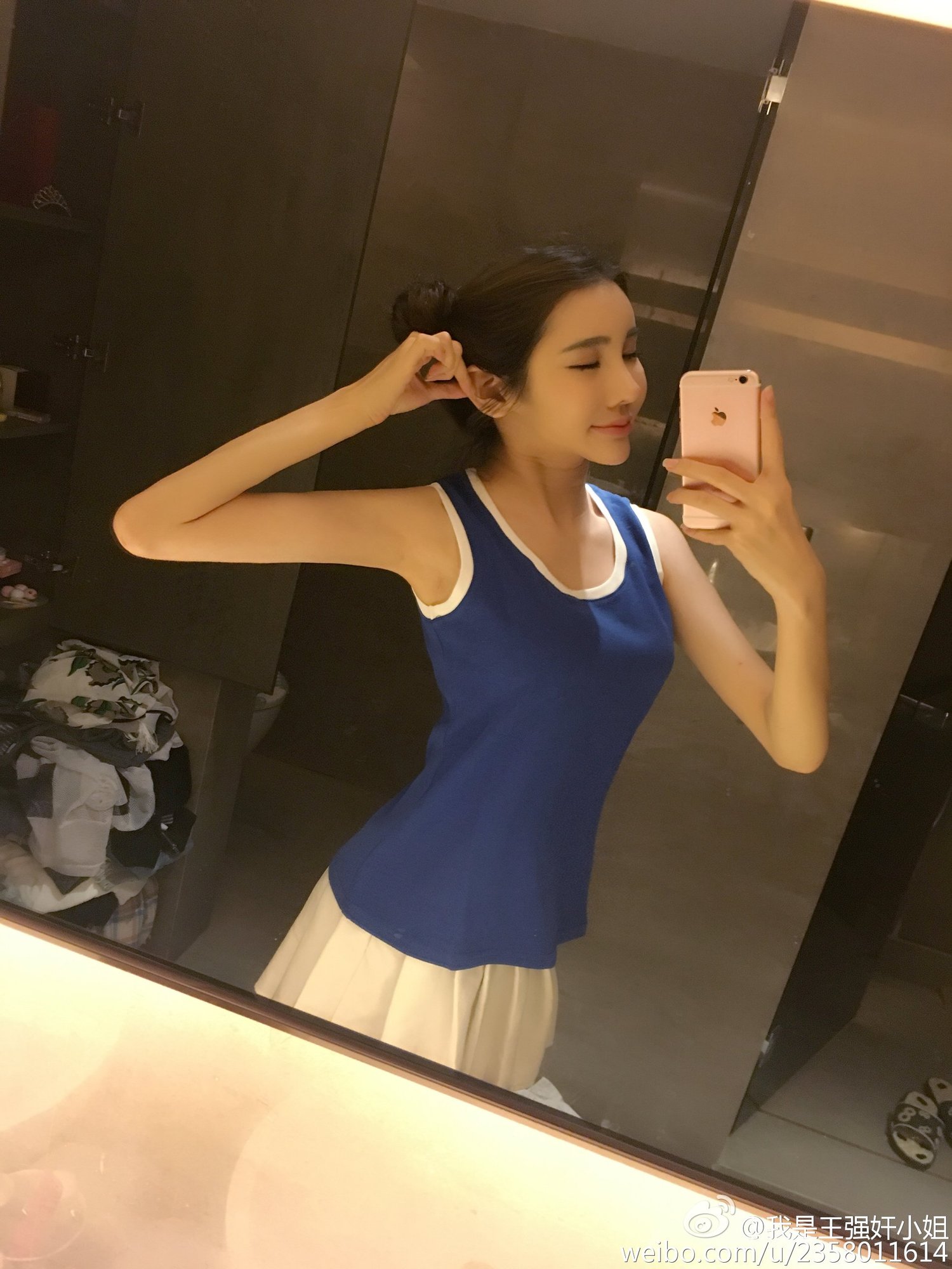 90后美女模特娇嫩红唇性感迷人 