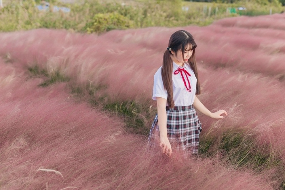 蕾丝睡衣红唇美女私房性感写真 