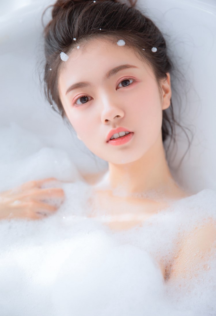 90后女模特艾霓莎性感内衣写真图片 