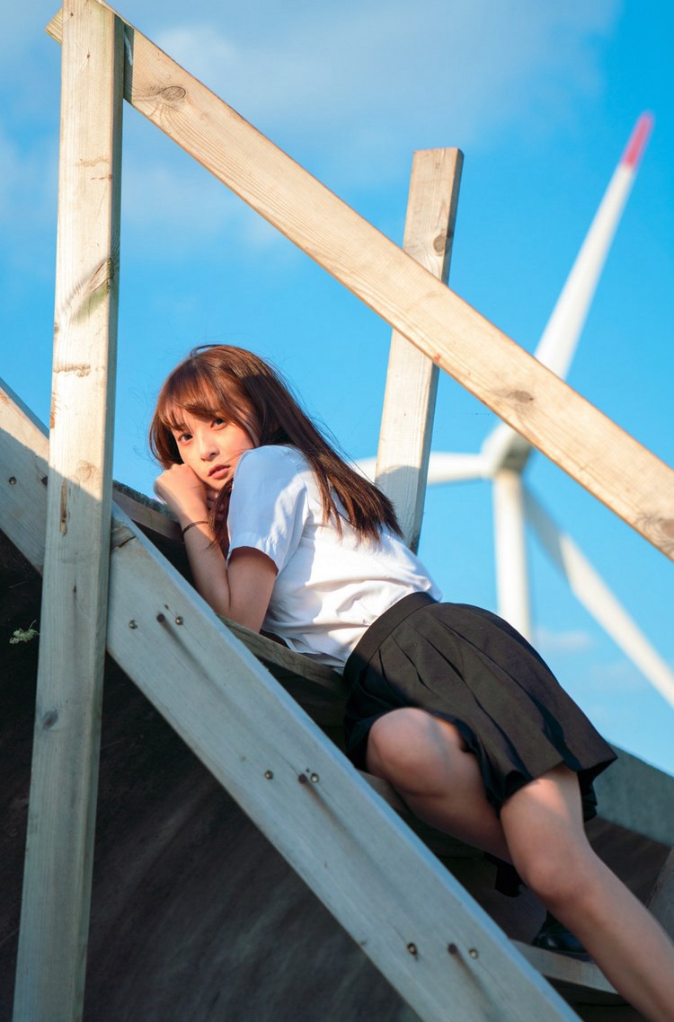 性感酥胸美女泳装户外诱人写真 