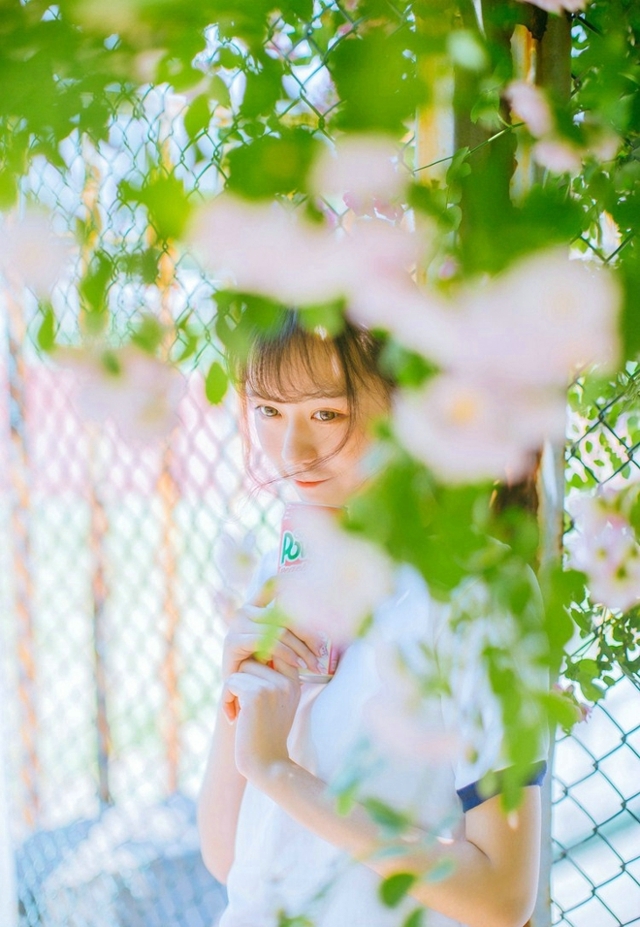 阳光小美女长得清纯可人年轻的女孩肤白貌美唯美写真 