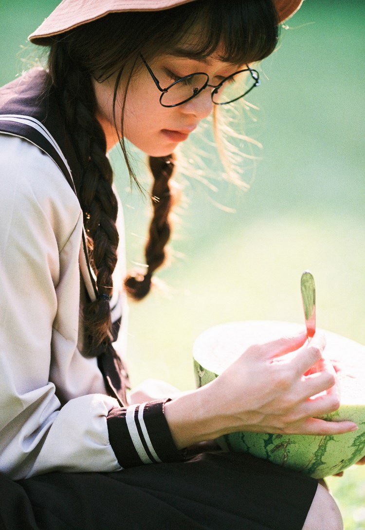 妩媚游艇制服美女性感美胸诱人写真 