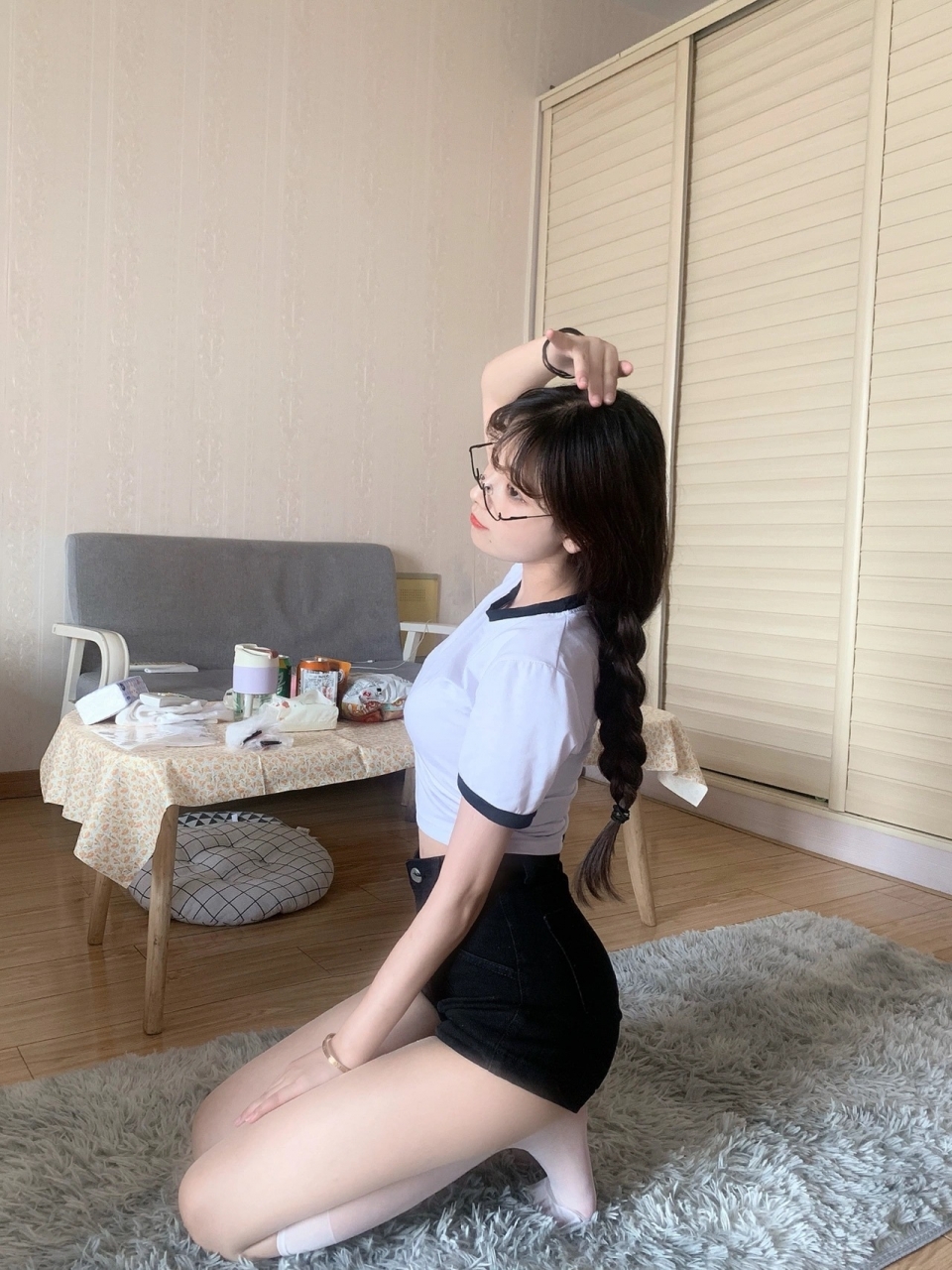 90后短发美女艾莉吊带睡衣大秀性感迷人酥胸 