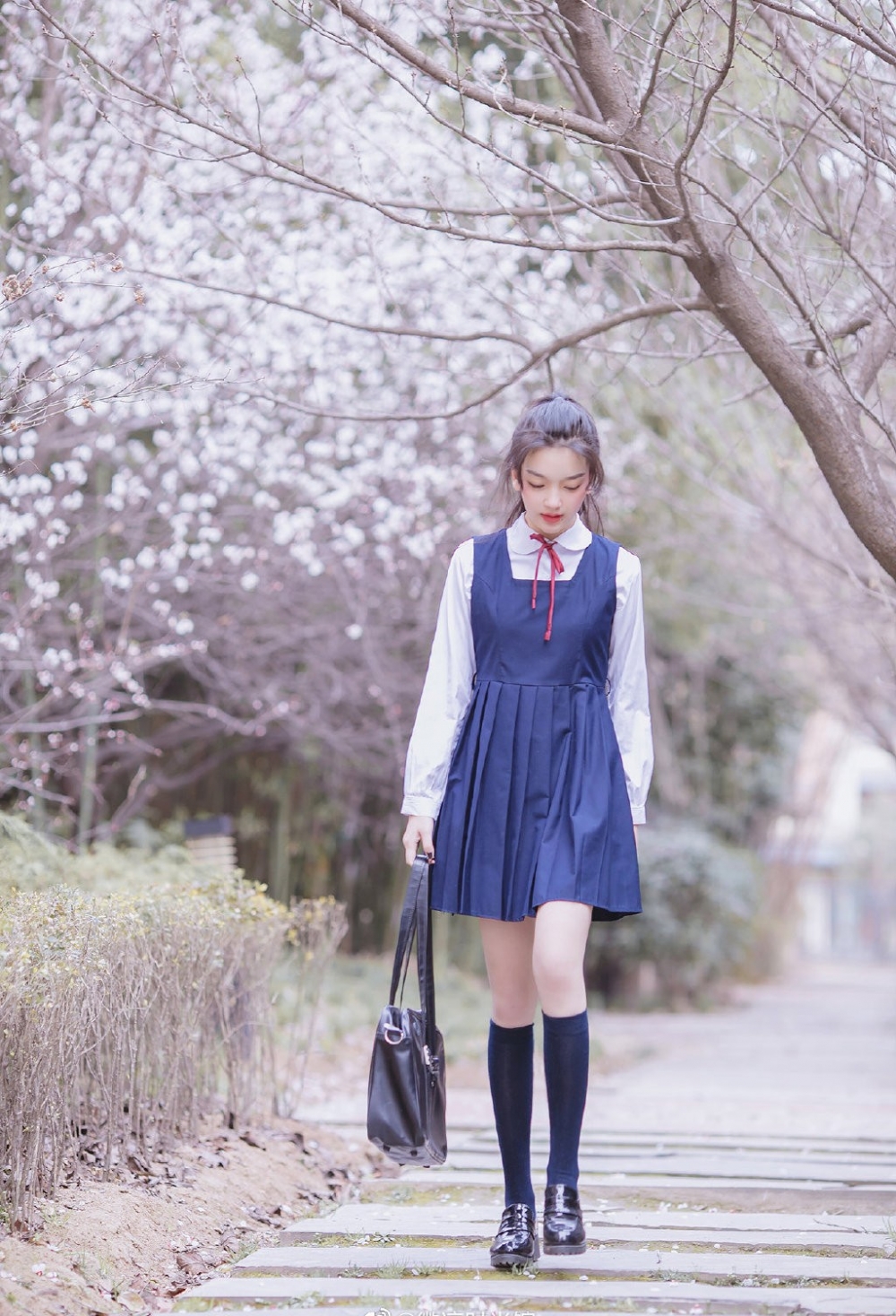 台湾学生制服性感嫩模私房撩人写真 