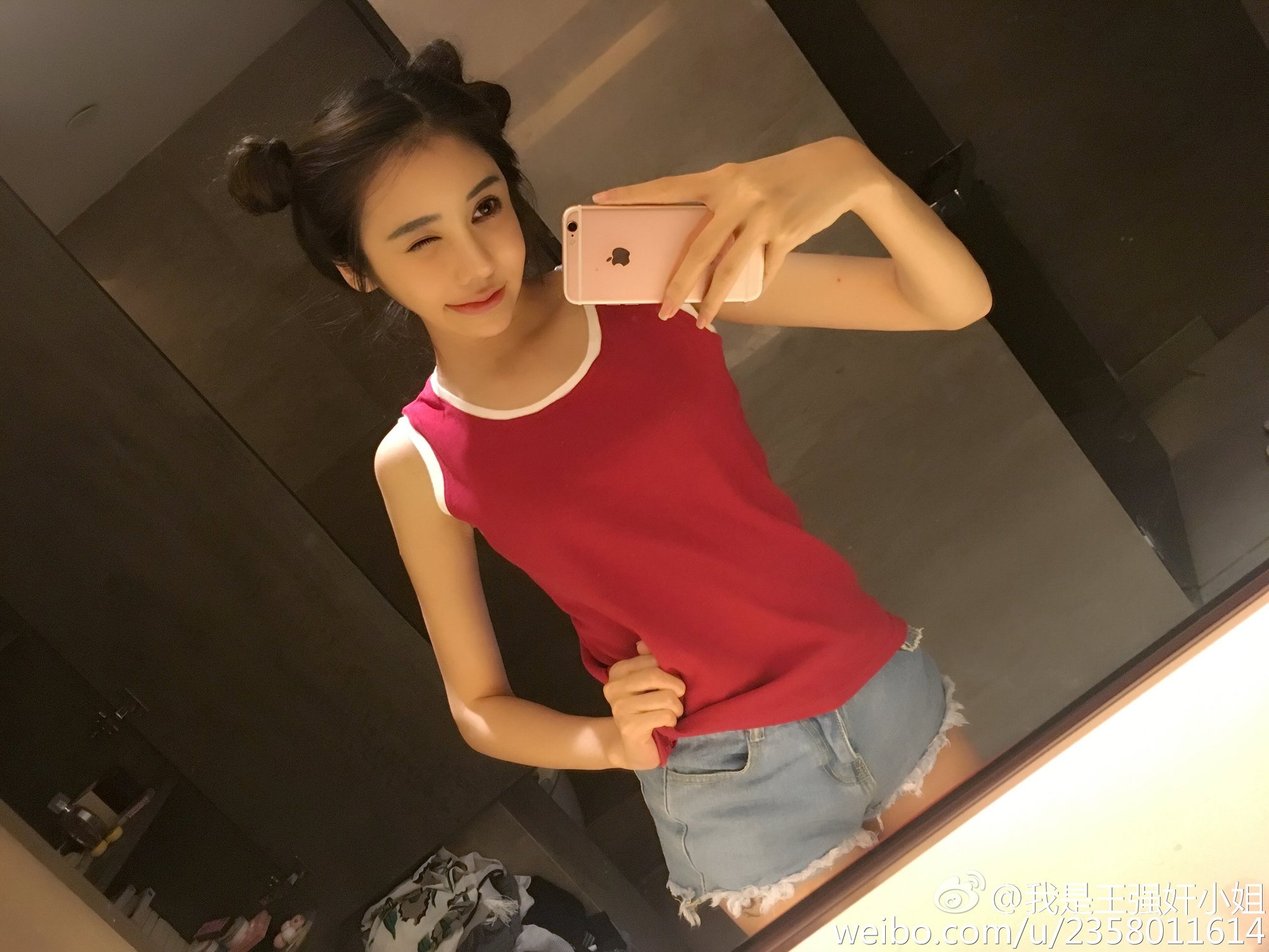 90后美女模特娇嫩红唇性感迷人 