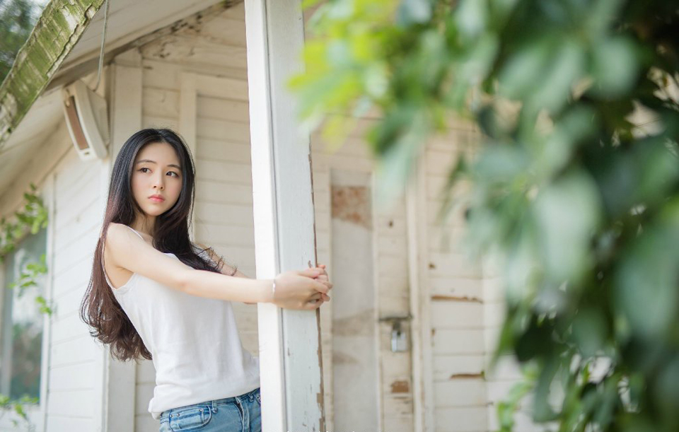 性感美胸美女金美辛海边湿身诱人写真 