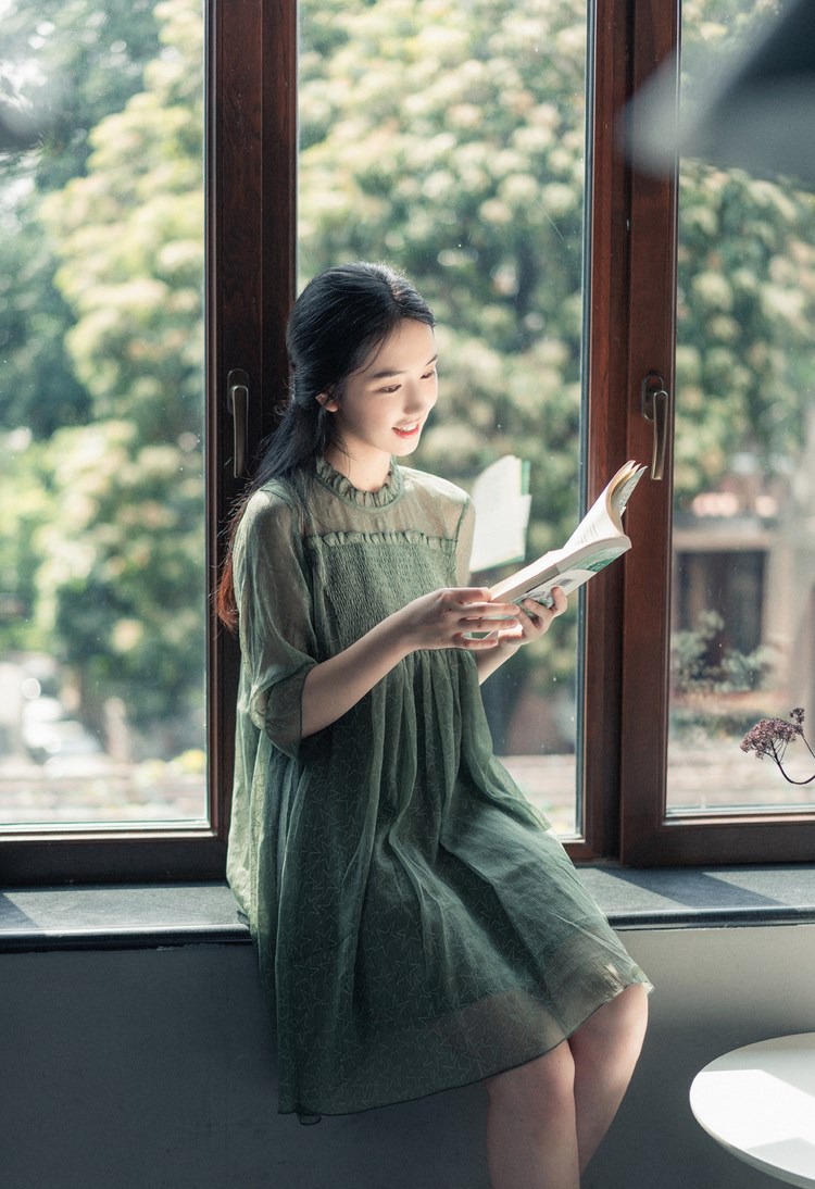 清纯系美女周闻在野外的摄影图片 