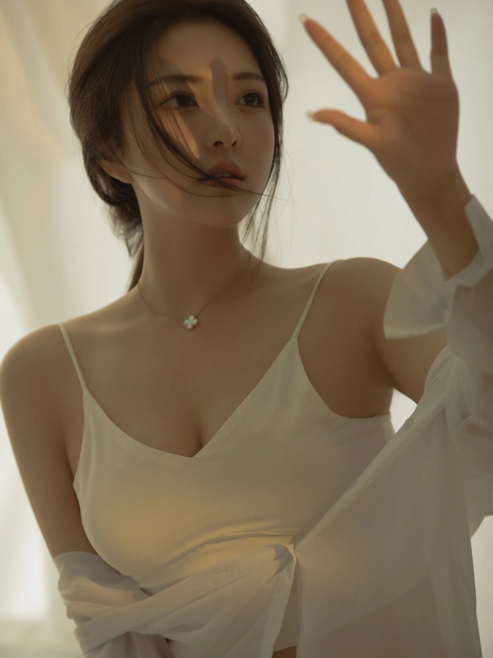 性感酥胸美女秀美腿高清写真 