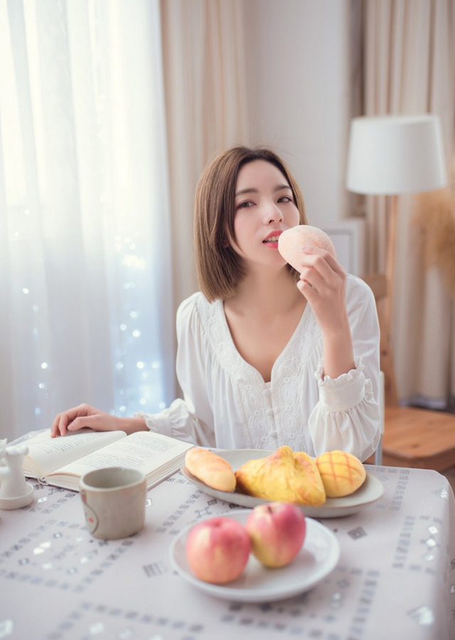 惊艳美女诱人黑色内衣私房迷人美胸 