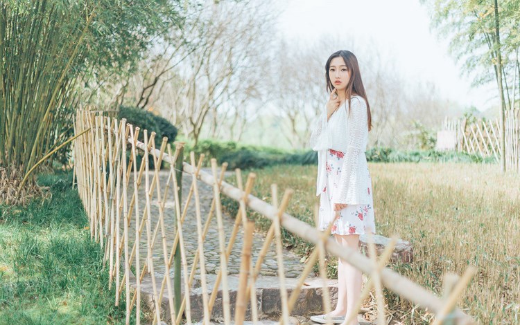 性感酥胸美女浴缸撩人写真 