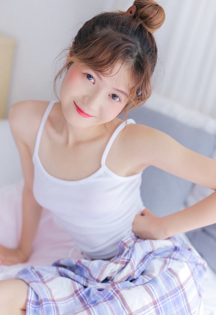 90后清纯少女含含性感魅力写真 