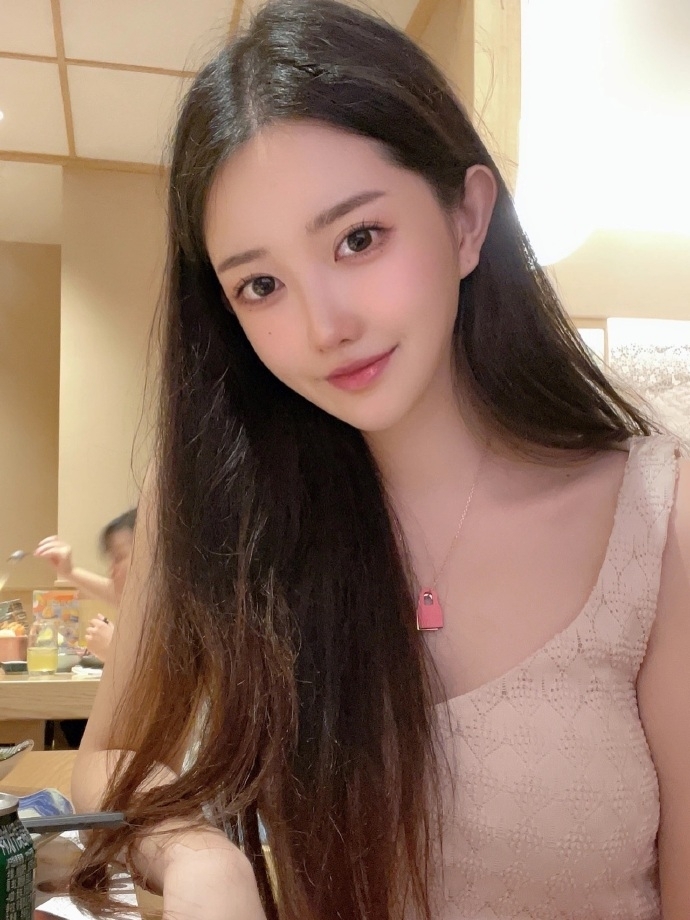 90后美女嫩模潇潇性感养眼图片 