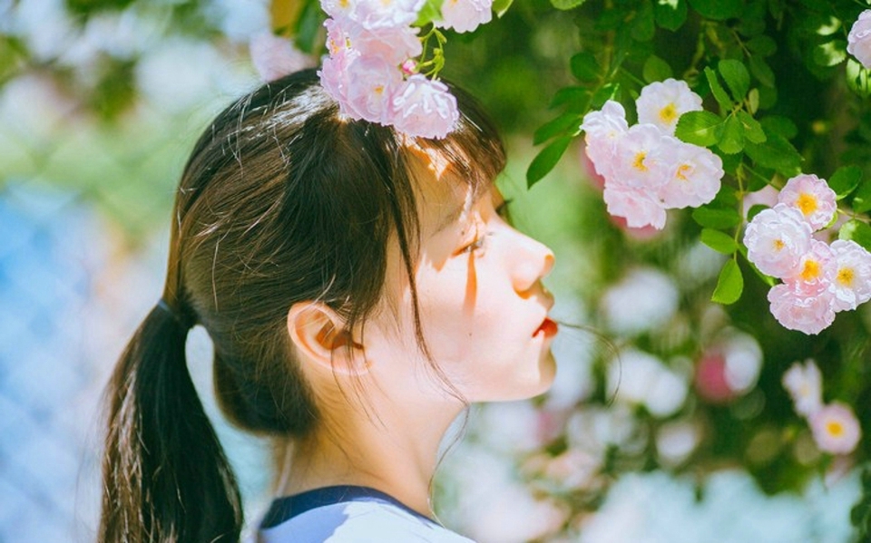 阳光小美女长得清纯可人年轻的女孩肤白貌美唯美写真 